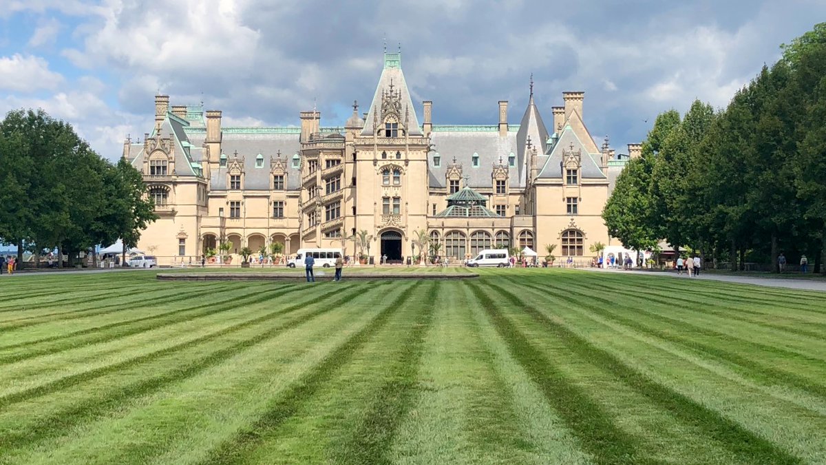 curiosidadafoco's tweet photo. Biltmore Estate (EUA) 🇺🇸
📜 Descrição: A maior casa privada dos EUA, com mais de 16 mil metros quadrados, essa mansão histórica na Carolina do Norte foi construída pela família Vanderbilt no século XIX. #Luxo #Mansao #Bitmore #EUA #Vanderbilt https://t.co/xKaVG8cTpr