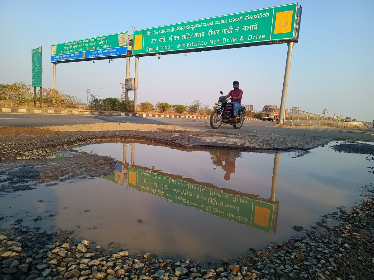 RevanasiddeshR's tweet photo. Residents near #Kyadigere, #Chitradurga, are facing hazardous conditions on the NH 48 service road. @nitin_gadkari, @NHAI_Official, while tolls are collected, massive potholes remain unrepaired and are growing larger. We urge immediate action to ensure road safety. #PotholeCrisis https://t.co/Dga8voHjdS