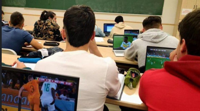 Clase de matemáticas, 12 de la mañana pero empieza el Senegal Vs Holanda.

Esto si eran buenas clases, ojalá volver a esa época.