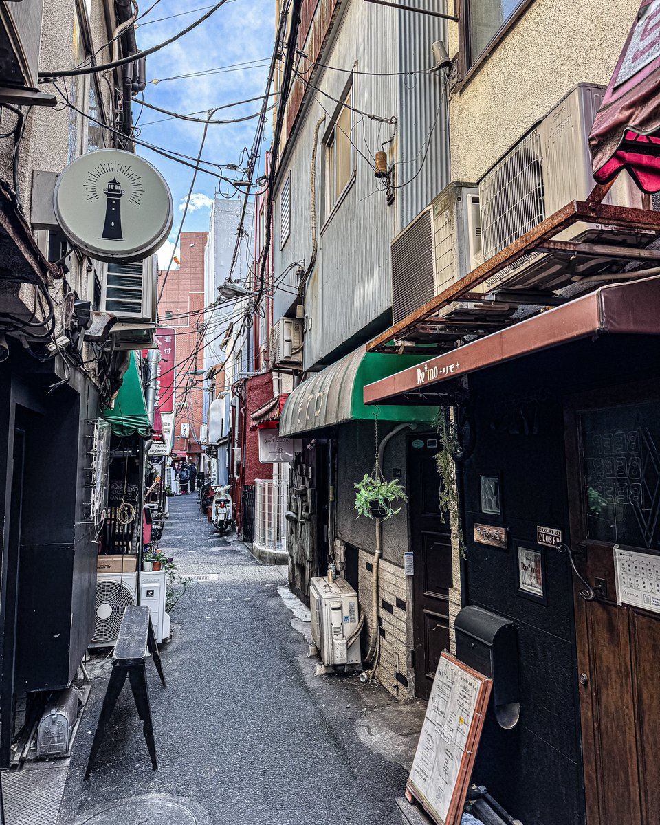 furumachi_alc's tweet image. 東京・大井町の平和小路。昨日投稿した東小路飲食店街に隣接。いちばん奥のラーメン屋は行列でした。

※Instagram連動の過去写真

#平和小路 #飲屋街 #路地裏 #昭和レトロ #街歩き #大井町