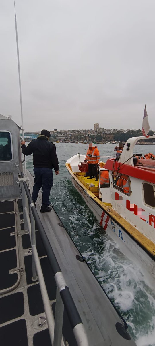 DGTM_Chile's tweet photo. La #AutoridadMarítima de #SanAntonio coordinó el rescate de 4 tripulantes tras el hundimiento de un bote a motor. Gracias a su rápida acción y al apoyo de pescadores artesanales, todos fueron rescatados ilesos.

@Armada_Chile https://t.co/DWkm5VaeBz
