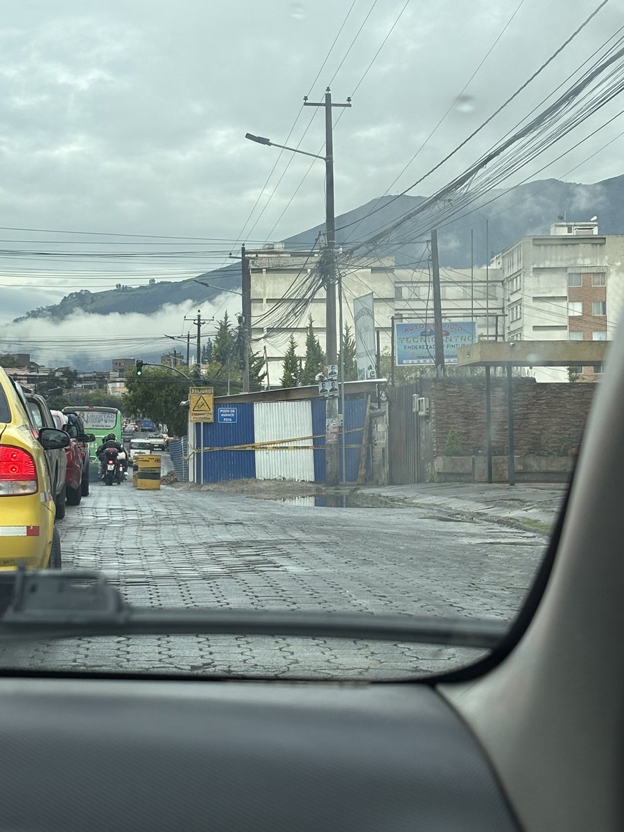 Alenc2601's tweet photo. Señores @AMT_Quito por favor si pueden informar que clase de construcción o arreglo es este que hacen a las horas de más tráfico, causando más congestión vehicular? Son alrededor de 6 excavaciones en la Av. de las Palmeras https://t.co/D0EvsYdHLW