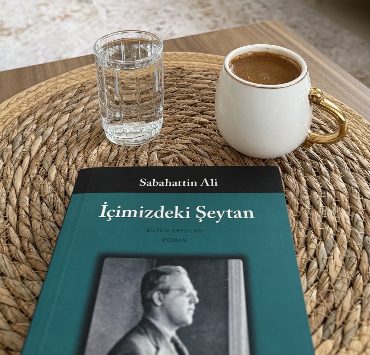 pinar_p_p's tweet photo. "Etrafımız o kadar çirkefle dolu ki, temiz kalmak için bir tek çare kendi dünyamıza çekilmek ve muhitle, hiç olmazsa mânen, alakamızı kesmektir."
#kitap #kahve #çarşamba #evmodu https://t.co/z8zzWekHz8