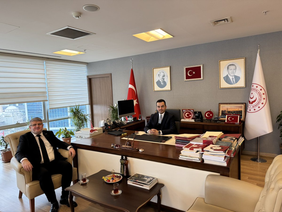 yenertr's tweet photo. Aile ve Sosyal Hizmetler Bakanlığı, Personel Genel Müdürümüz Sn. Hamza Gökhan ERYILMAZ ‘ı makamında ziyaret ettim. Bakanlığımızın ilimiz ile ilgili çalışmaları hakkında istişarelerde bulunduk. Kıymetli Genel Müdürümüze nazik kabulleri ve misafirperverliği dolayısıyla teşekkür ediyor, başarılı hizmetlerinin ve çalışmalarının devamını diliyorum.
