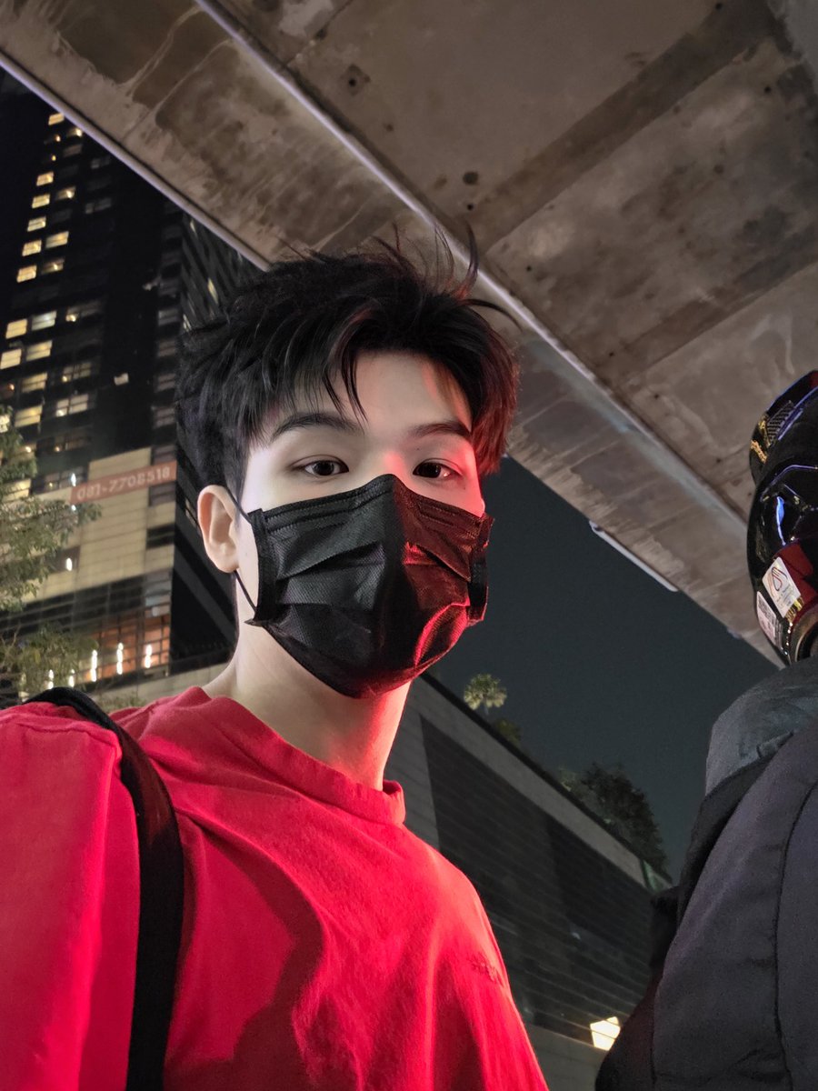 skywongraveee's tweet photo. ขอบคุณที่มาหาพวกเราวันนี้นะครับ กลับบ้านปลอดภัยนะ ระหว่างกลับเจออ้วมเห่าเรียก เลยถ่ายมาฝาก #Garnier4DfoamSerumxSkyNani https://t.co/EGFCceUShM