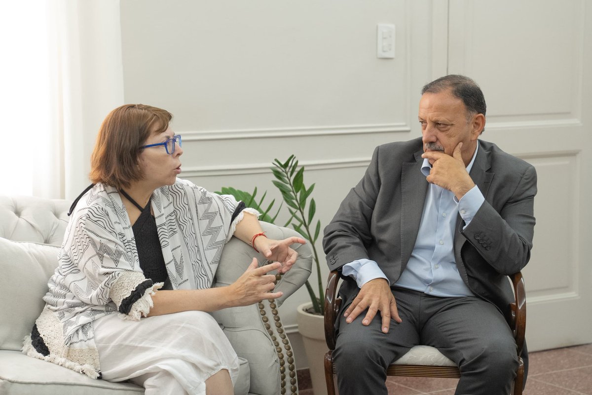 QuintelaRicardo's tweet photo. Recibí la grata visita de la ministra de Vivienda y Hábitat de la provincia de Buenos Aires, @sbatakis. Pudimos dialogar sobre las políticas nacionales en materia habitacional y el preocupante déficit en esta materia por parte del Gobierno Nacional.

Es importante seguir defendiendo un modelo de desarrollo con justicia social, convencidos de que el acceso a la vivienda es un derecho fundamental. Es clave sostener políticas públicas que garanticen el techo digno para cada familia argentina.