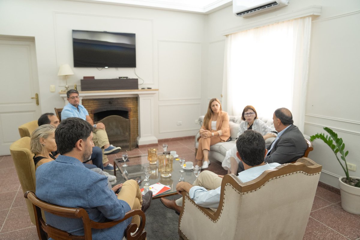 QuintelaRicardo's tweet photo. Recibí la grata visita de la ministra de Vivienda y Hábitat de la provincia de Buenos Aires, @sbatakis. Pudimos dialogar sobre las políticas nacionales en materia habitacional y el preocupante déficit en esta materia por parte del Gobierno Nacional.

Es importante seguir defendiendo un modelo de desarrollo con justicia social, convencidos de que el acceso a la vivienda es un derecho fundamental. Es clave sostener políticas públicas que garanticen el techo digno para cada familia argentina.