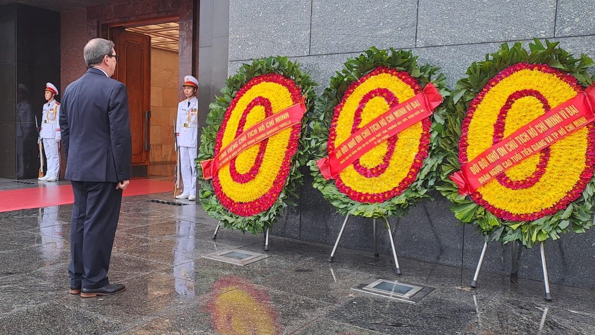 BrunoRguezP's tweet photo. Coloqué ofrenda floral en el Mausoleo Ho Chi Minh al líder de la independencia de #Vietnam y gran amigo de #Cuba.

Ho Chi Minh aseguró que su pueblo triunfaría y se construiría un Vietnam mil veces más hermoso. Hoy somos testigos de aquel augurio hecho realidad. https://t.co/q3b0bsmQaf
