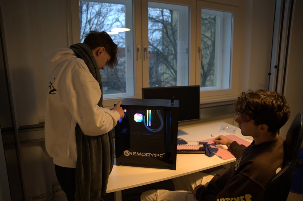AightEU's tweet photo. Do you think FNCS winner @FlickzyV2 was able to set up the computer for @HijoeFN? 👀
#memorypc #mymemorypcmoment https://t.co/g4aZQUxw7N