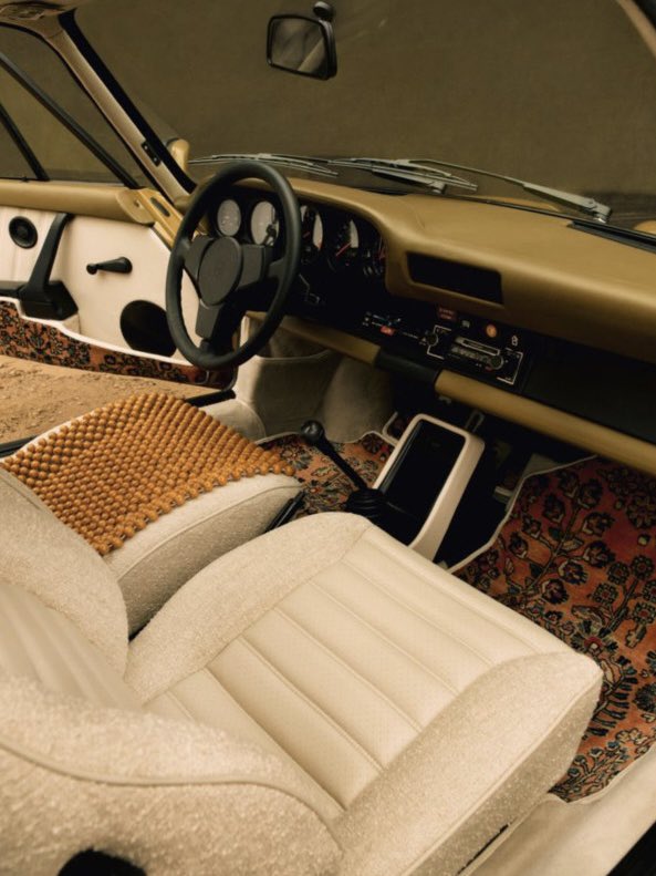 clemence_design's tweet photo. L'inspi c'est Aimé Leon Dore 2021 sur la Porsche 911, la réal c'est ma Clio de 92 sellerie type bus des années 2000 et tapis persans 
 
Je vous laisse juges 👀 https://t.co/zIvQtxzP44