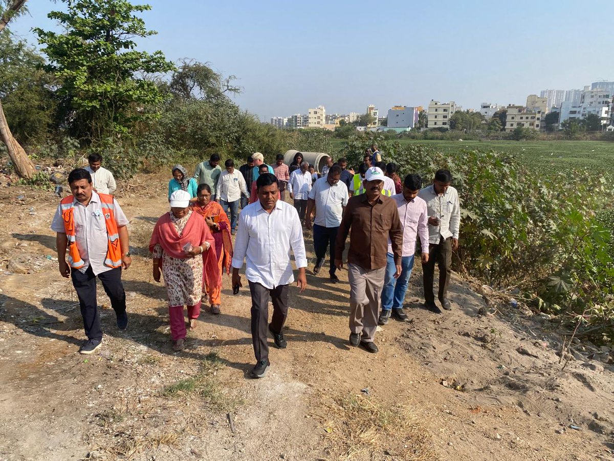 ZC_SLP's tweet photo. Today inspected at Gangaram Cheruvu & Patel Kunta Cheruvu to develop lakes bunds & beautification along with Zonal Commissioner SLPZ, CE HMDA Ravinder & officers, Irrigation Dy EE Nalini & GHMC officers in chandanagar circle, Serilingampally Zone.
#SerlingampallyZone #Hyderabad #Roads 
@ZC_SLP
@GHMCOnline
@CommissionrGHMC
@gadwalvijayainc
@PrlsecyMAUD