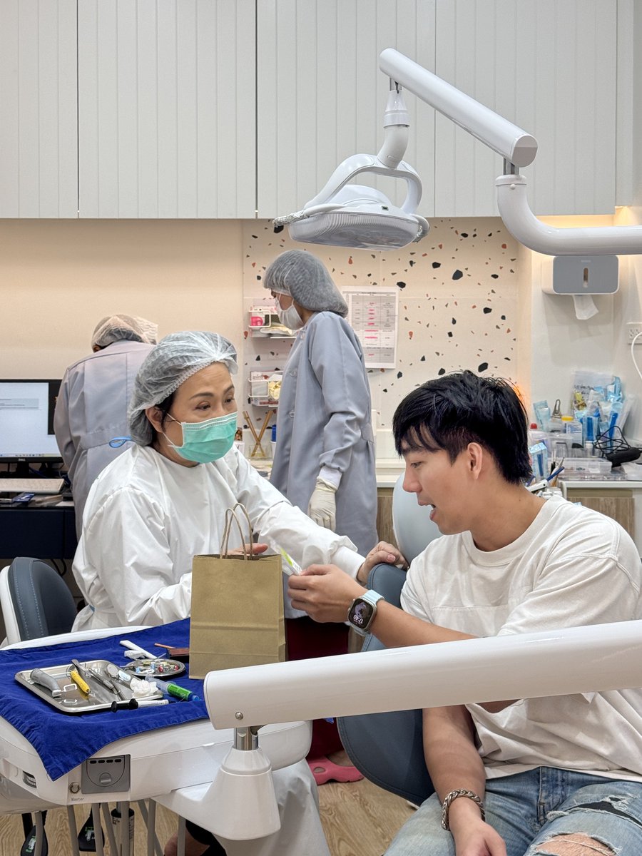 สำหรับคนที่จัดฟันมานานแล้ว แล้วฟันเริ่มเกนิดหน่อยเนี่ย เพชรเชียร์มากๆ ให้มาจัดฟันใสเอา ราคาเริ่มที่ 19k ครับ ทั้งนี้ขึ้นกับว่าเกมากเกน้อยด้วยนะ อย่างเคสเพชรใช้เวลาแค่ประมาณ 4 เดือนเอง