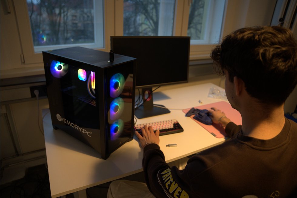 AightEU's tweet photo. Do you think FNCS winner @FlickzyV2 was able to set up the computer for @HijoeFN? 👀
#memorypc #mymemorypcmoment https://t.co/g4aZQUxw7N