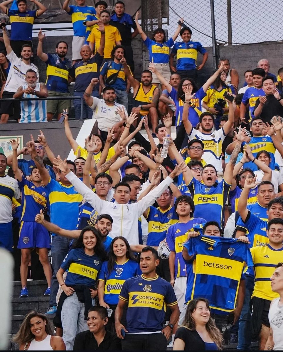 LlantwitMajorFC's tweet photo. The guy in the front row has earned an immediate place in the Major hall of fame 💙💛 https://t.co/EKWHLBIP4q