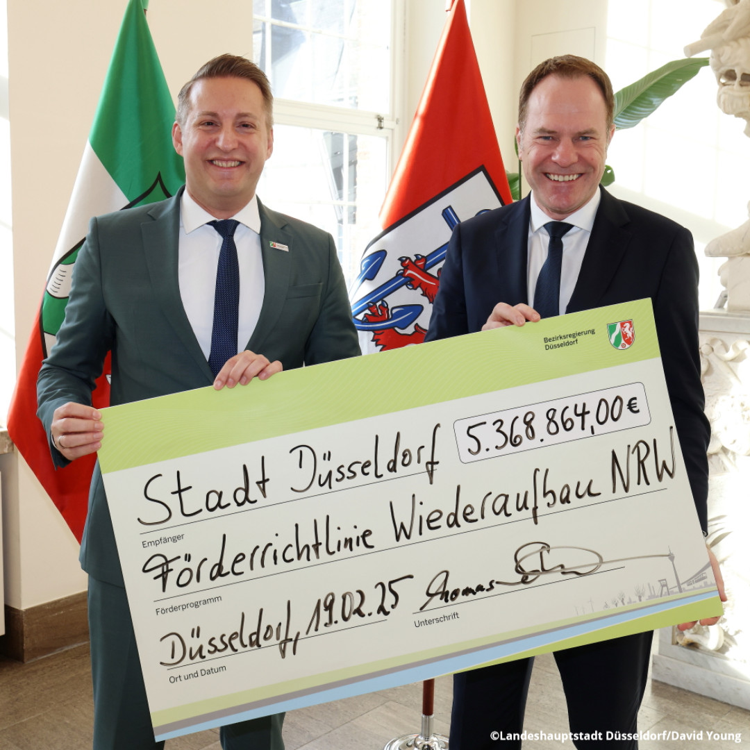 Duesseldorf's tweet image. OB Keller nimmt #Förderbescheid in Höhe von 5,4 Millionen Euro für den Wiederaufbau der vom #Hochwasser 2021 beschädigten Infrastruktur entgegen.🙂 

Das Geld stammt aus einem vom Land NRW beschlossenem Förderprogramm.

➡️ ow.ly/6UQK50V2EX3