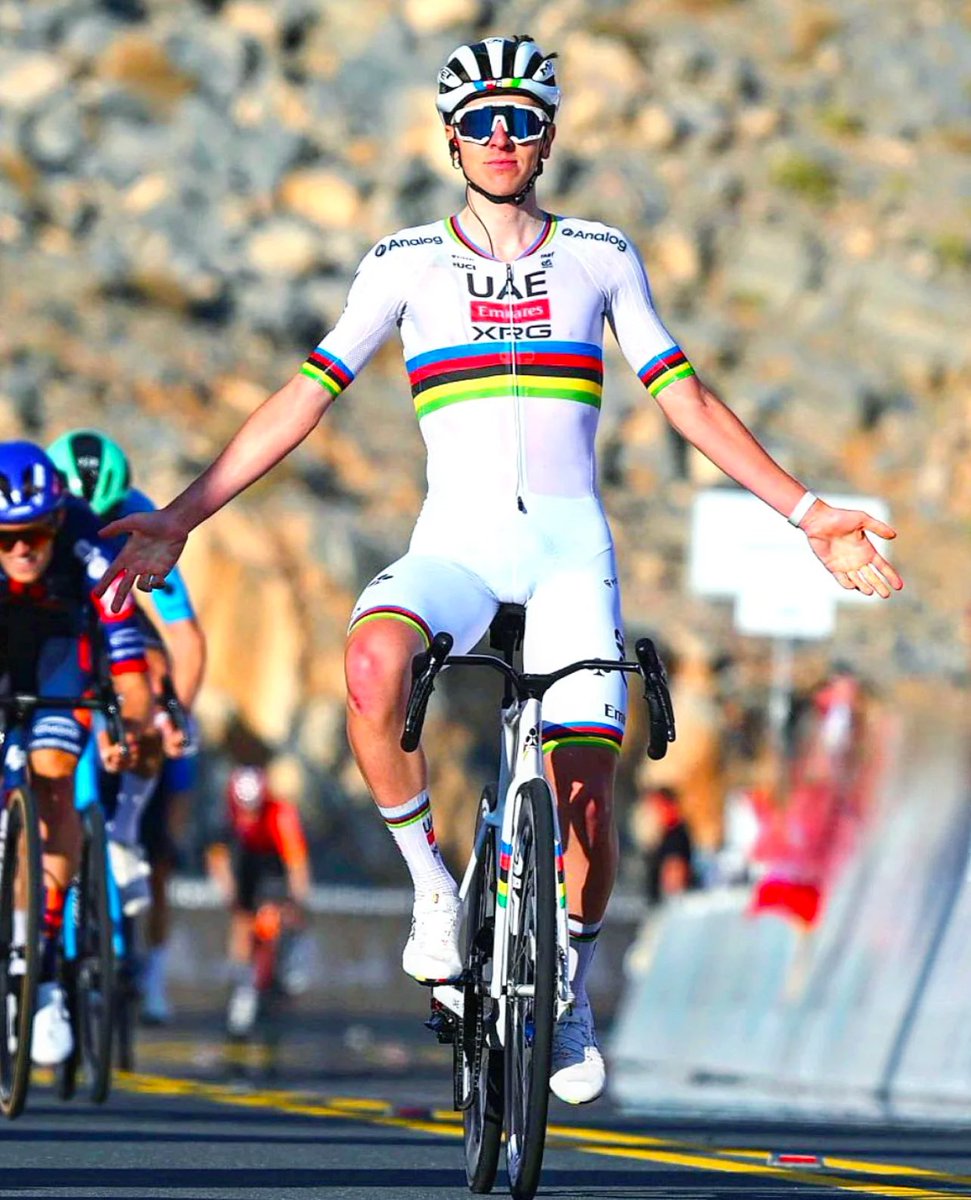 #UAEtour 3. Etabında sürpriz yok. Jebel Jais tırmanışı ile biten günün kazananı Tadej Pogacar oldu. Pogi gökkuşağı mayo ile Il Lombardia’dan sonra ikinci yarışını son 300 metrede açtığı sprint ile kazandı.

🥇 Tadej Pogacar 🇸🇮-UAE
🥈 Oscar Onley 🇬🇧-TPP
🥉 Felix Gall 🇫🇷-DAT