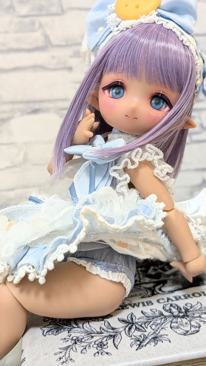 油絵　マミ　白猫とバービーちゃんのような私とプルメリア K-013】 東マユミ（絵画・写真） - ネコ市ネコ座 〜保護猫文化祭〜