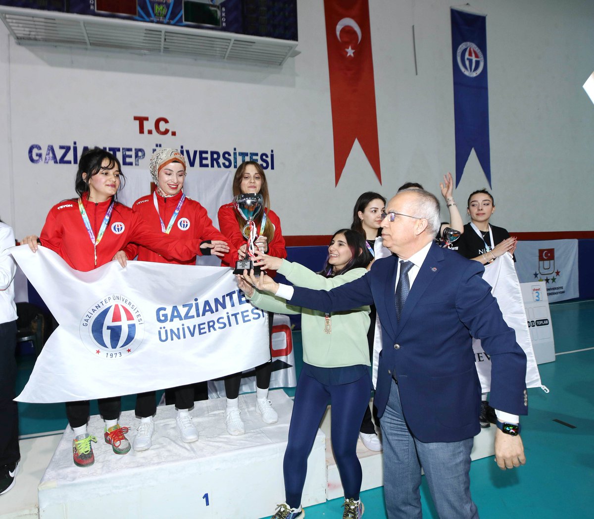 gaziantepUniv's tweet photo. GAÜN KADIN FLOOR CURLİNG TAKIMI ÜST ÜSTE ÜÇÜNCÜ KEZ TÜRKİYE ŞAMPİYONU 🏆🥇

🔗https://t.co/A6H09JxTNj

#ParlayanYıldız💫
#GaziantepÜniversitesi 
#FloorCurling https://t.co/uaux9uCTvw