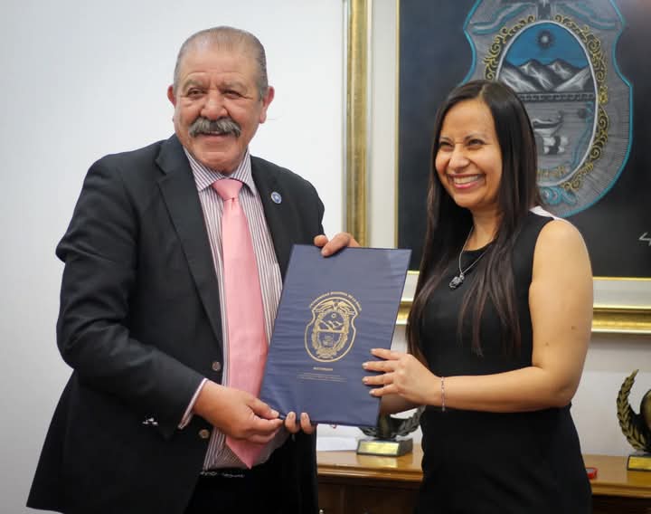 Se realizó una firma de convenios que establecen la cooperación para fomentar la vinculación con instituciones educativas de la región de ATACAMA.

Los convenios fueron rubricados entre la UNLaR y la Municipalidad de Copiapó, Chile, con su alcalde Maglio Honorio Cicardini Neyra.