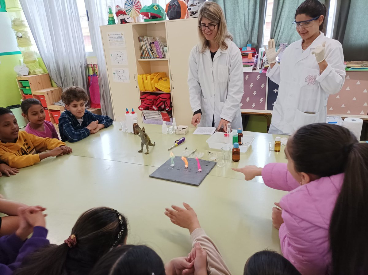 AngelaVivancos's tweet photo. Ayer tuvimos la oportunidad de disfrutar de la ciencia, a través de un cuento químico, junto a los niños del CEIP El Puntal @MarticaMarin @UMUdivulga https://t.co/ehPJgfy62M