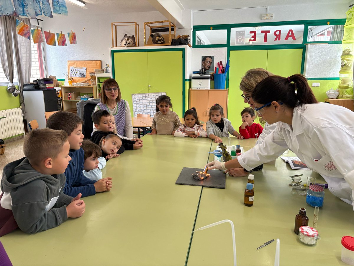 Ayer tuvimos la oportunidad de disfrutar de la ciencia, a través de un cuento químico, junto a los niños del CEIP El Puntal <a href="/MarticaMarin/">Marta ML</a> <a href="/UMUdivulga/">UMU Divulga</a>