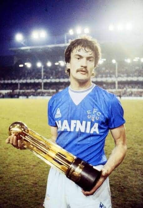 Congratulations to the Legendary Derek Mountfield <a href="/DegsyMount/">Derek Mountfield</a> on being nominated as a Giant of Everton Fc 👊Terrific player for us a top blue and having had the pleasure to meet you Derek a true gentleman and so down to earth having achieved so much as a player 👊Well Done Derek