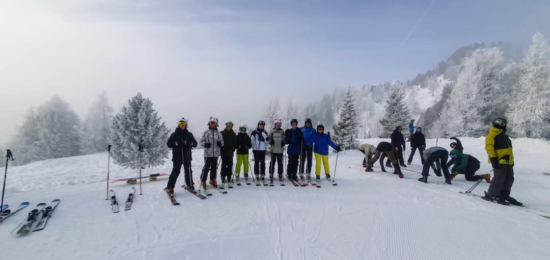 TheChasePE's tweet image. Another day on the slopes and pizza tonight #italy2025 #teamchase #💙💛