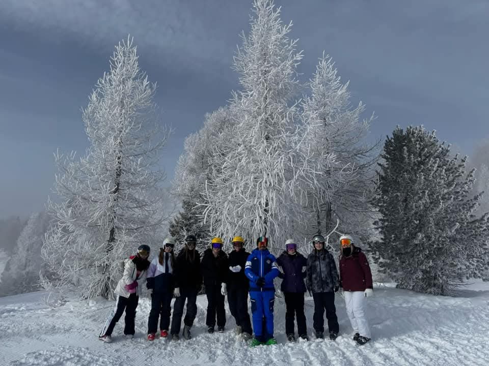 TheChasePE's tweet image. Another day on the slopes and pizza tonight #italy2025 #teamchase #💙💛