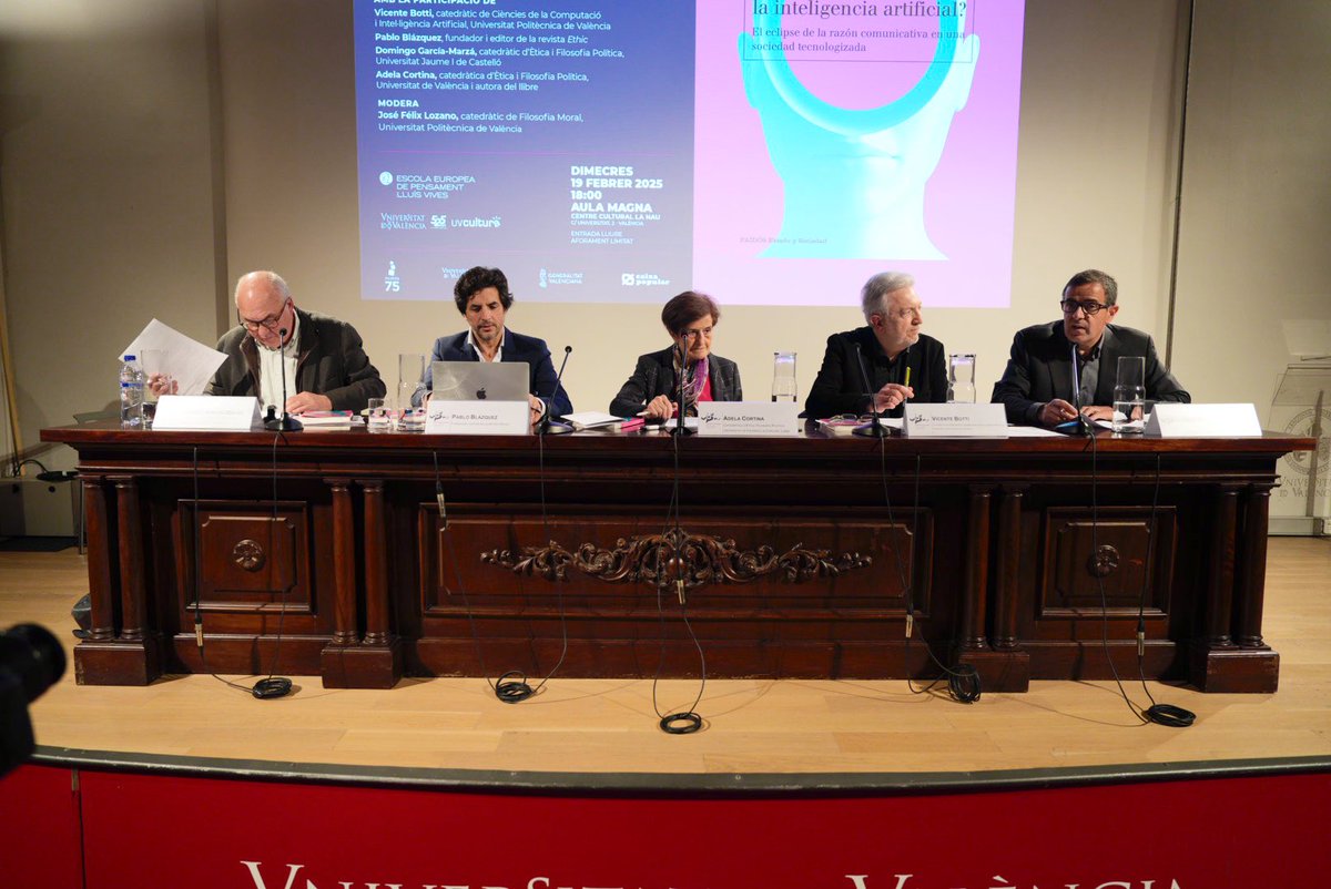 🌐 L’Aula Magna del #CCLaNau plena escolta com la catedràtica d’Ètica i Filosofia Política Adela Cortina presenta el seu llibre sobre els desafiaments de la Intel·ligència Artificial en ¿𝑬́𝒕𝒊𝒄𝒂 𝒐 𝑰𝒅𝒆𝒐𝒍𝒐𝒈𝒊́𝒂 𝒅𝒆 𝒍𝒂 𝑰𝒏𝒕𝒆𝒍𝒊𝒈𝒆𝒏𝒄𝒊𝒂 𝑨𝒓𝒕𝒊𝒇𝒊𝒄𝒊𝒂𝒍?