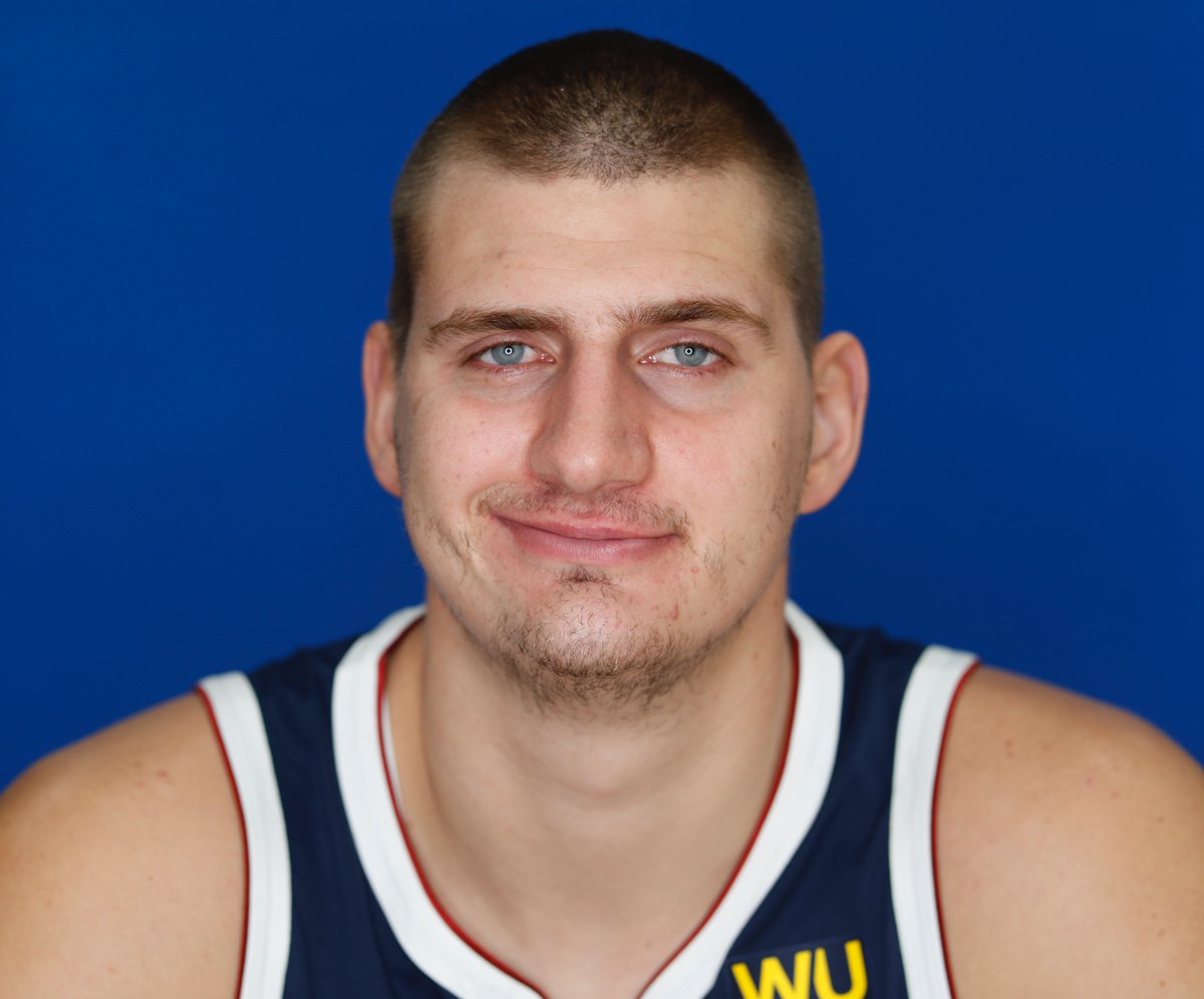 parallelecinico's tweet image. - a 13 anni smette di giocare a basket per andare a cavallo.
- a 15 anni torna a giocare a basket chiedendo lui stesso alla squadretta vicino casa di poter giocare con loro. Dichiara che al tempo beveva 3 litri di coca cola al giorno
- a 16 anni scrive su Facebook "C'è qualcuno…