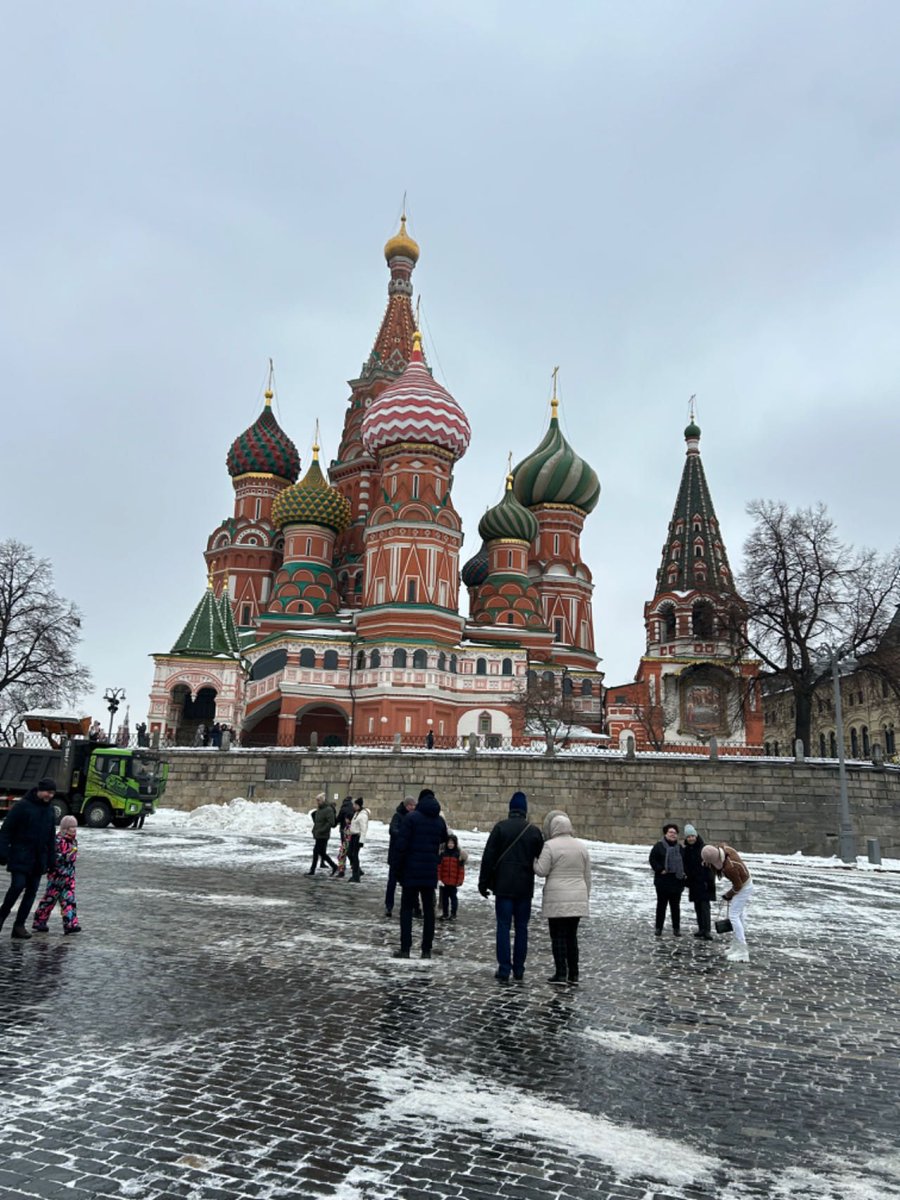 照片都是我在莫斯科拍的。去年年底的时候，莫斯科的政府官员，就传战争会很结束。因为川普会上台支持俄罗斯。我问了下我的俄罗斯军官朋友，说川普有把柄在普京手里？他很肯定的说是的，虽然是以前的。中国春节前俄罗斯所有的政府官员都在为和谈做准备。看看哪些能让你哪些不能让步。消息来源肯定准确。