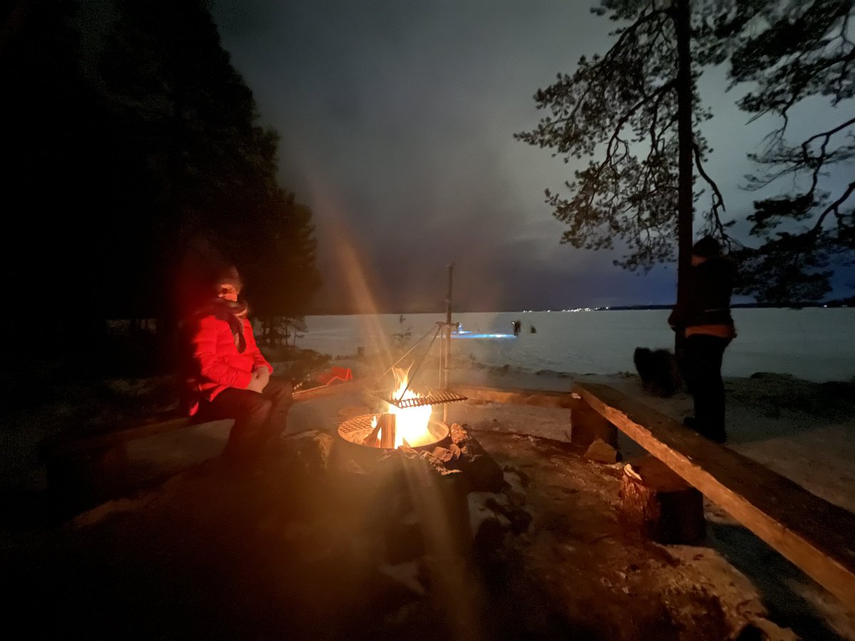 Tultiin autolla saareen laavulle. #revontulimetsästys #vaihtarilleuusiaelamyksia #muailmannapa