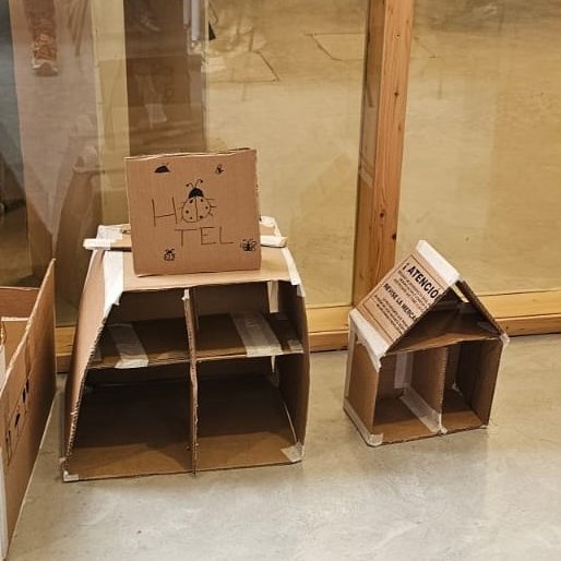 A 4t estem dissenyant i construint un hotel d'insectes amb una impressora 3D. Primer, hem fet els càlculs i el disseny del prototip a classe, i ara, amb l'ajuda d'experts/es de l'Ateneu de Fabricació Digital de Gràcia, l'estem fent realitat. 🐞🪲 Quina feinada!