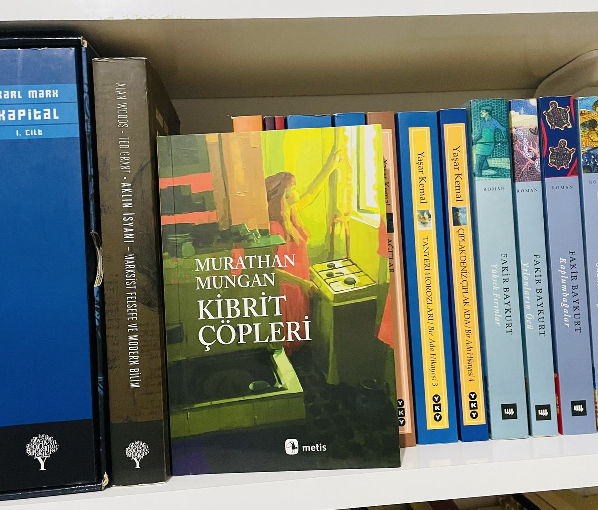 “Birilerinin içeri sızması için aralık bırakılmış kapılar değil midir öyküler?” dedi. “İçine ses olarak üflenen, sayfana harf olarak düşen sırdan bir parçayım belki de…
 Al beni, bir başkasına ver. Unutma, sır başkalarına vermek içindir.”

#MurathanMungan
#KibritÇöpleri