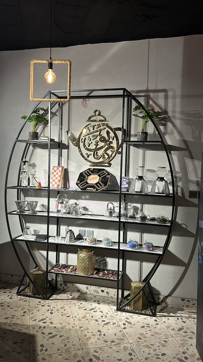 يعدل مزاجي كل ماخربوه الناس
انا وين ابلقى واحدٍ كـنه الشاهي