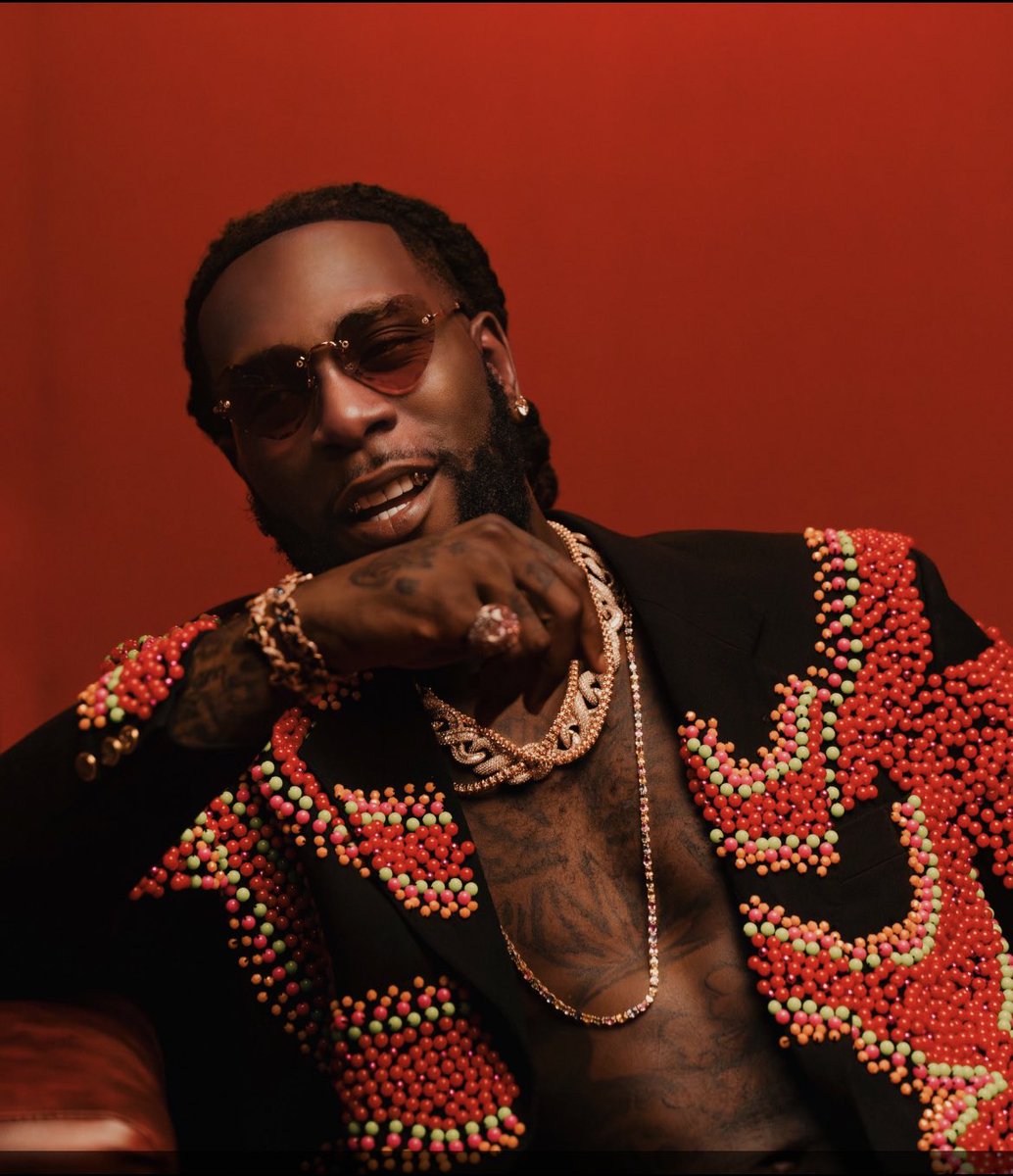 tia_licious's tweet photo. Burna Boy's stylist take your flowers #update220 https://t.co/dKwPuUVsBG