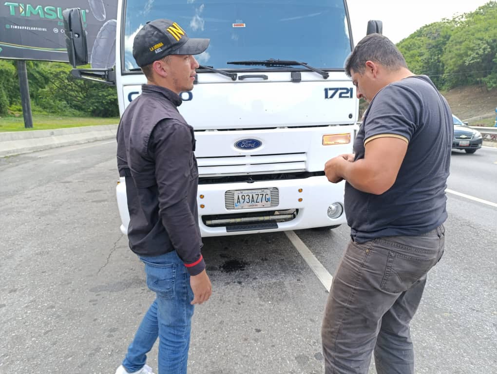 SeguridadvialLU's tweet photo. #INTT La Urbina desplegado en el Distribuidor Metropolitano para garantizar la seguridad vial https://t.co/2iLueejLmi