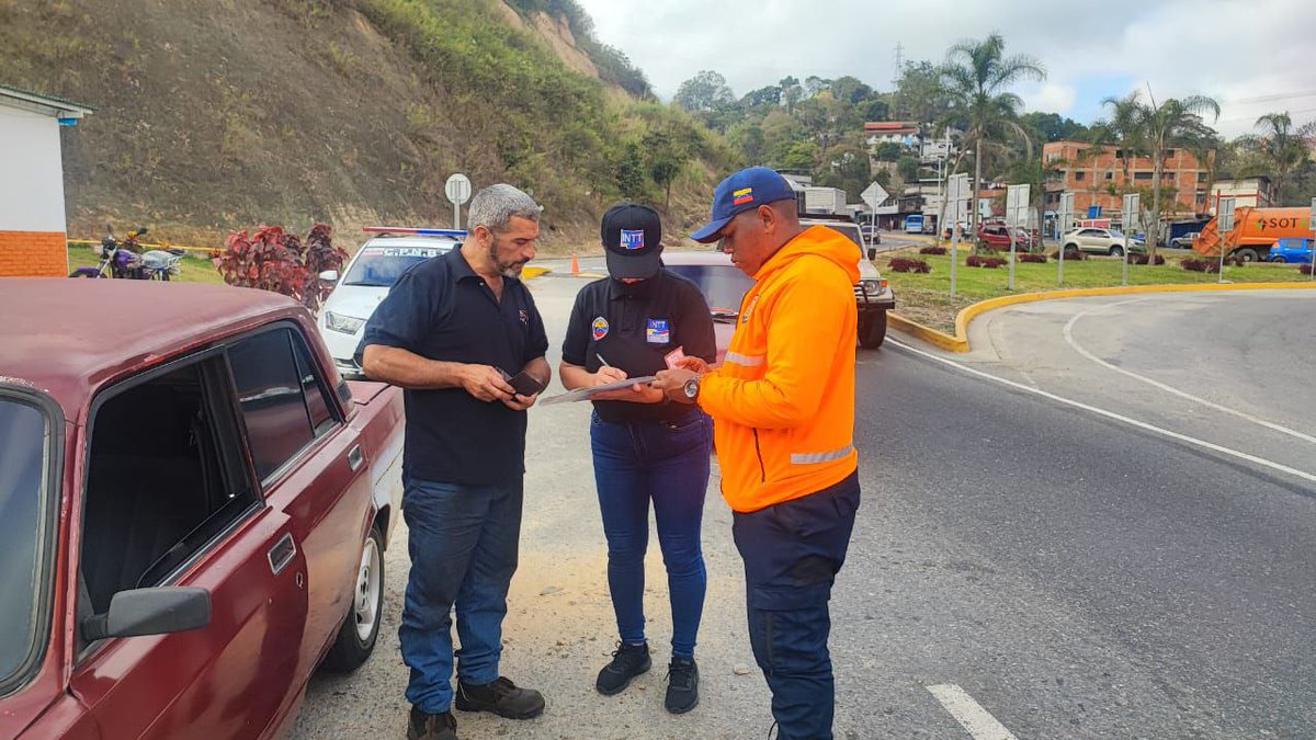 INTTORLosTeques's tweet photo. Funcionarios del INTT Los Teques, en conjunto con la @PNBVzla, promueven el respeto a las señales de tránsito. https://t.co/VOTaDwDUGY