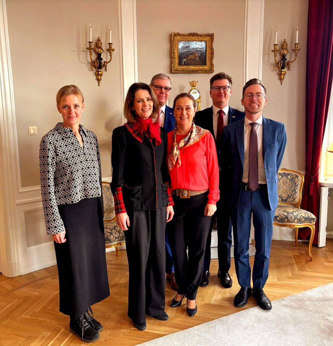 I had the pleasure to host our closest 🇸🇪 MFA colleagues for a very good discussion on bilateral relations and current challenges in European and global affairs. Thank you to Cecilia Ruthström-Ruin, DG for Europe and North America and for your team.