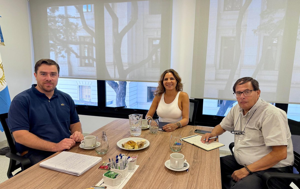UTEDYCCba's tweet photo. ➡️ Mesa de trabajo junto a Francisco Berzal, Coord. del Área de Desarrollo Territorial y Formación para el Trabajo de la Secretaría de Extensión Universitaria - UNC, para proyectar las diferentes capacitaciones y cursos previstos para nuestros trabajadores y sus familiares. https://t.co/Cu2SGyPVDK
