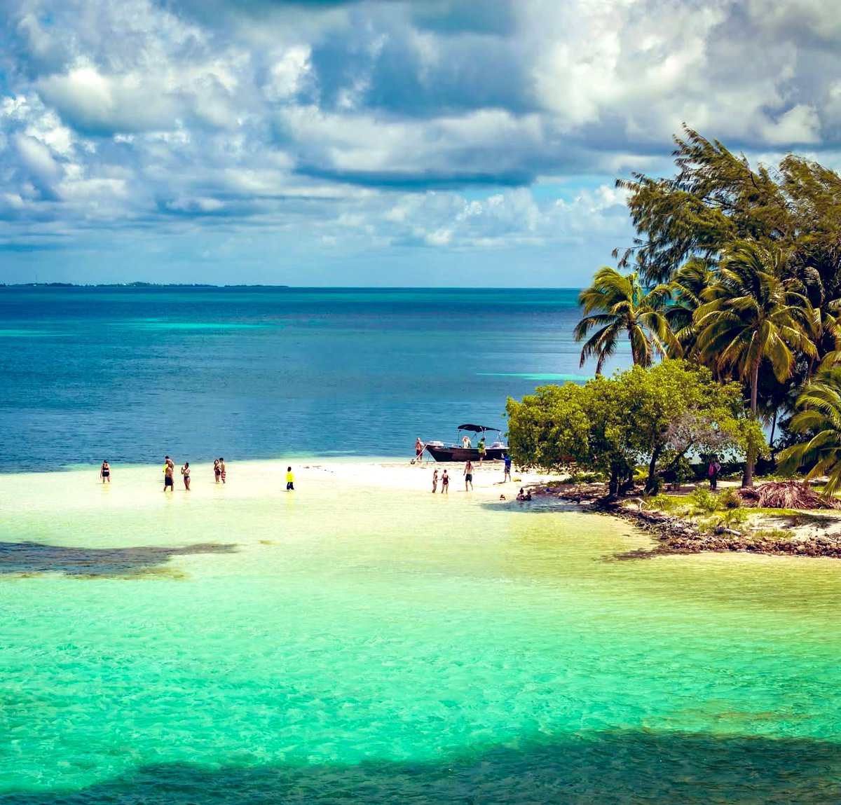 ClaudiaBryan01's tweet image. Brrr... ❄️ Tired of the icy winter? Warm up in Belize’s tropical paradise! Sun, sand, and adventure await. Pack your bags and swap snowflakes for sunshine! ☀️ 
📸: @pelicansouthwatercaye 
#WinterEscape #BelizeSunshine #GoodbyeWinter #travelbelize #visitbelize #belizelife #belize