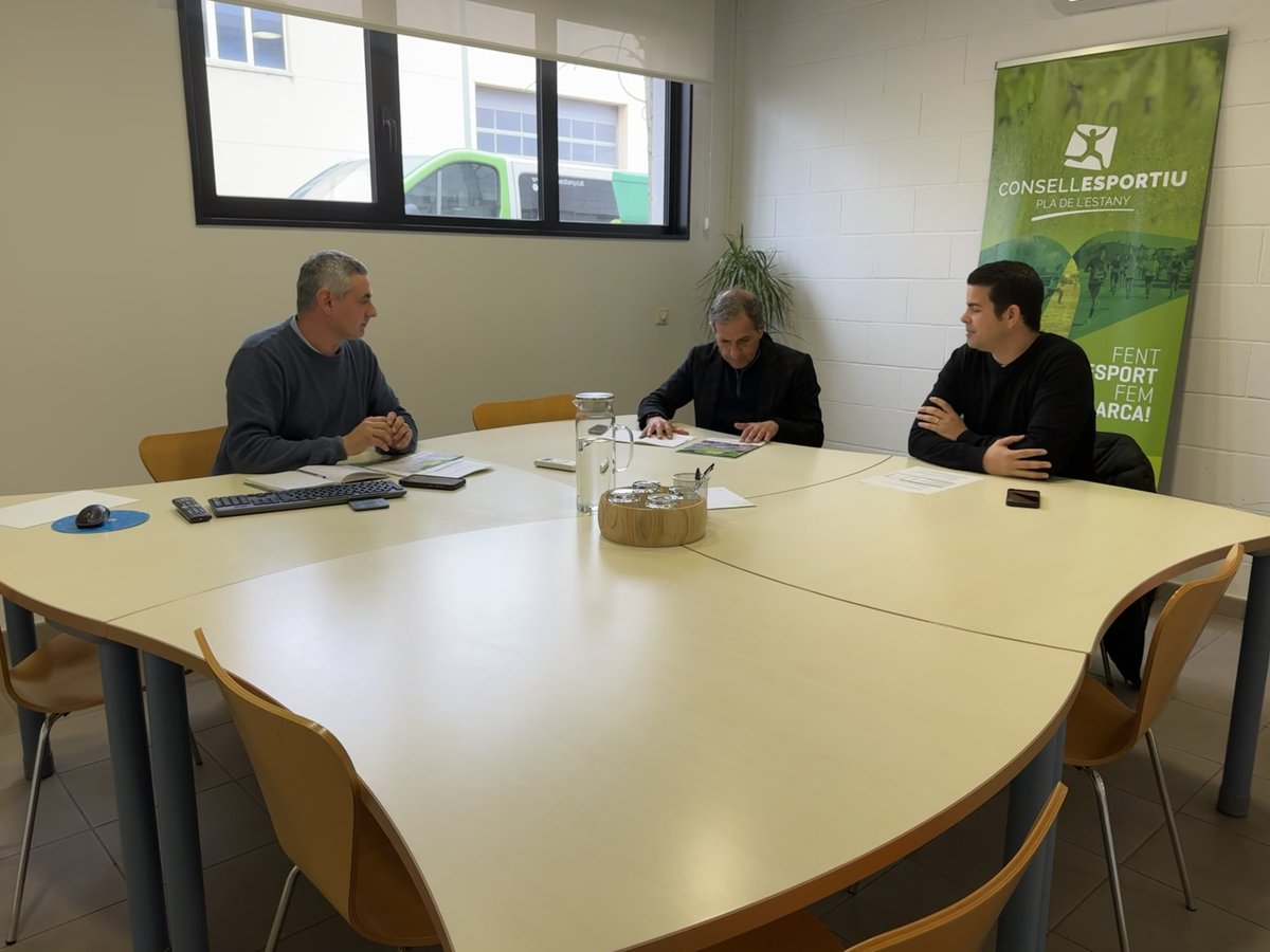 CE Pla de l'Estany (@ceplaestany) on Twitter photo Avui hem rebut la visita de Narcís Casassa, nou representant territorial <a href="/esportcat/">Esports</a> a <a href="/gencat/">Generalitat de Catalunya</a> Girona.
Una trobada molt enriquidora per compartir projectes, reptes i seguir treballant plegats per impulsar l’esport i l’activitat física per a tothom al Pla de l’Estany. 🏃♀️🏀🏊♂️ Avui hem rebut la visita de Narcís Casassa, nou representant territorial <a href="/esportcat/">Esports</a> a <a href="/gencat/">Generalitat de Catalunya</a> Girona.
Una trobada molt enriquidora per compartir projectes, reptes i seguir treballant plegats per impulsar l’esport i l’activitat física per a tothom al Pla de l’Estany. 🏃♀️🏀🏊♂️