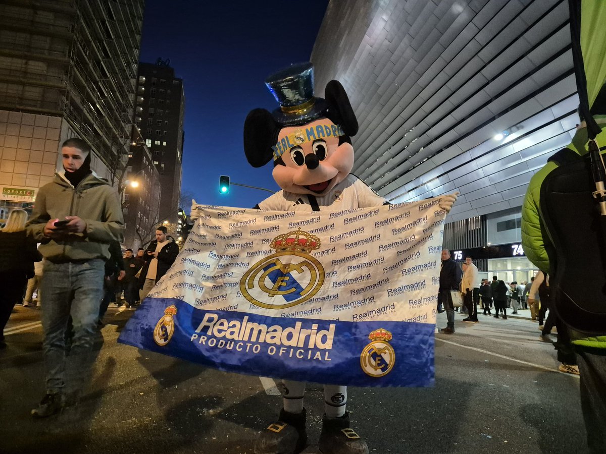 lorenadillon's tweet photo. Até o Mickey apareceu pra torcer pelo Real! https://t.co/RHN6p4SeB2