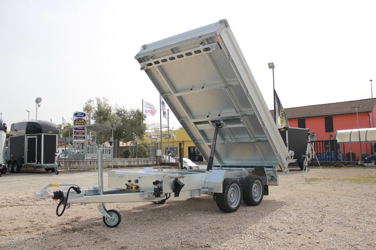 edilexporoma's tweet image. Roma Trailer è un punto di riferimento nel Centro Italia per i rimorchi Humbaur e Brian James, offrendo soluzioni sicure e confortevoli per il trasporto di mezzi e merci. Sarà presente a #EdilExpoRoma dal 15 al 18 maggio 2025. Leggi l'articolo: tinyurl.com/ccdt75pc #Rimorchi