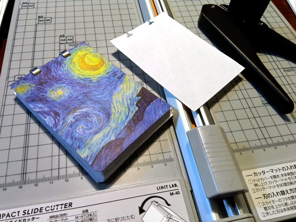 techo_tsugihagi's tweet photo. ということで、昼に予告したディスクバインドのA7メモ帳を作った。これだってUpcycle notebookだ。
表紙は絵葉書、裏表紙はラベルシール同梱の厚紙台紙、リーフはA4裏紙8分割。
カッティングはリヒトラブのスライドカッターと百均のコーナーカッターのみ。
#深夜の文具工作60分一本勝負
#FLEXNOTE https://t.co/XWqHX6QyW9