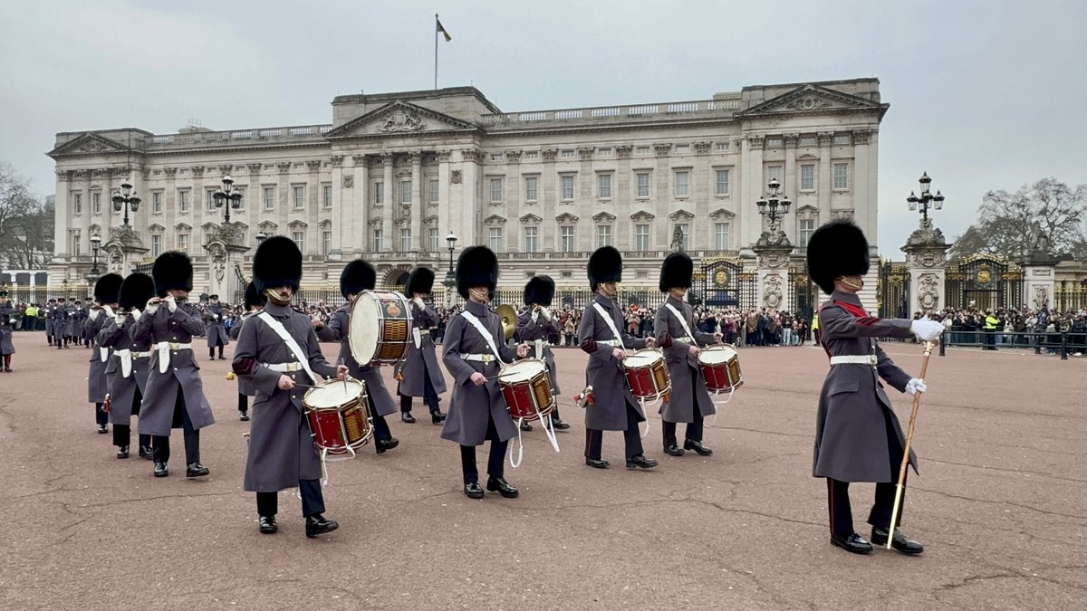 A busy half term holidays down at #BuckinghamPalace for #ChangingoftheGuard 💂‍♂️

Lovely to see so many visitors from all over the world watch The Signals and Grenadier Guards, with the majestic King's Life Guard. 

Thanks for coming! 🇨🇦🇫🇮🇦🇷🇧🇬🇧🇪🇪🇪🇺🇸🇫🇷🇩🇪🇮🇹🇪🇸🇳🇱

#london #guardchange