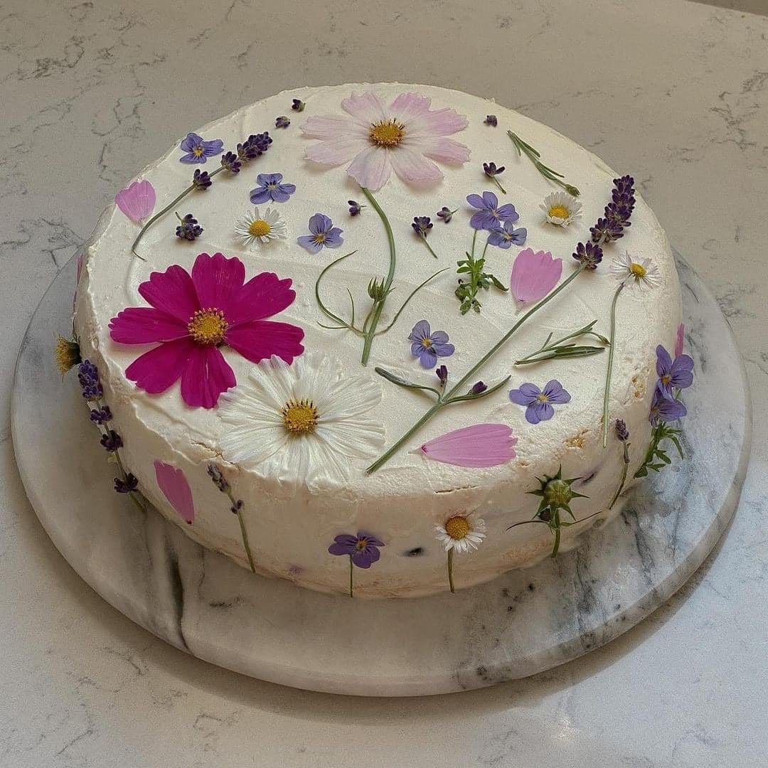 fairyprxncess's tweet image. edible flower cakes