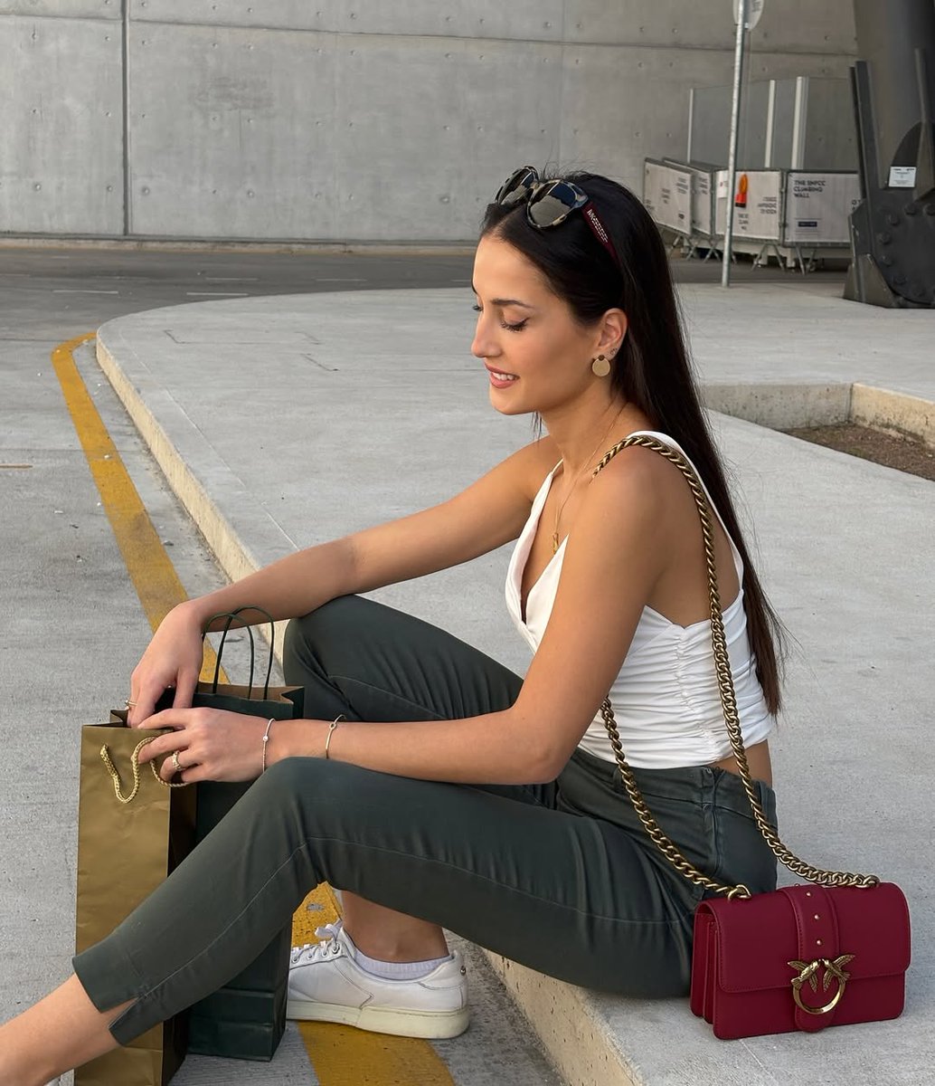 LisaKing_9's tweet photo. That's the face of someone heading home to enjoy some fine wine. Kicking things off with a glass of #Grace rosé, just like its name, it’s a blend of Mandilaria and Aidani grapes grown on the unique terroir of Santorini.#WineLovers #RoséTime #SantoriniWines #GreekWine #FineWine https://t.co/9jfNL9iXgK