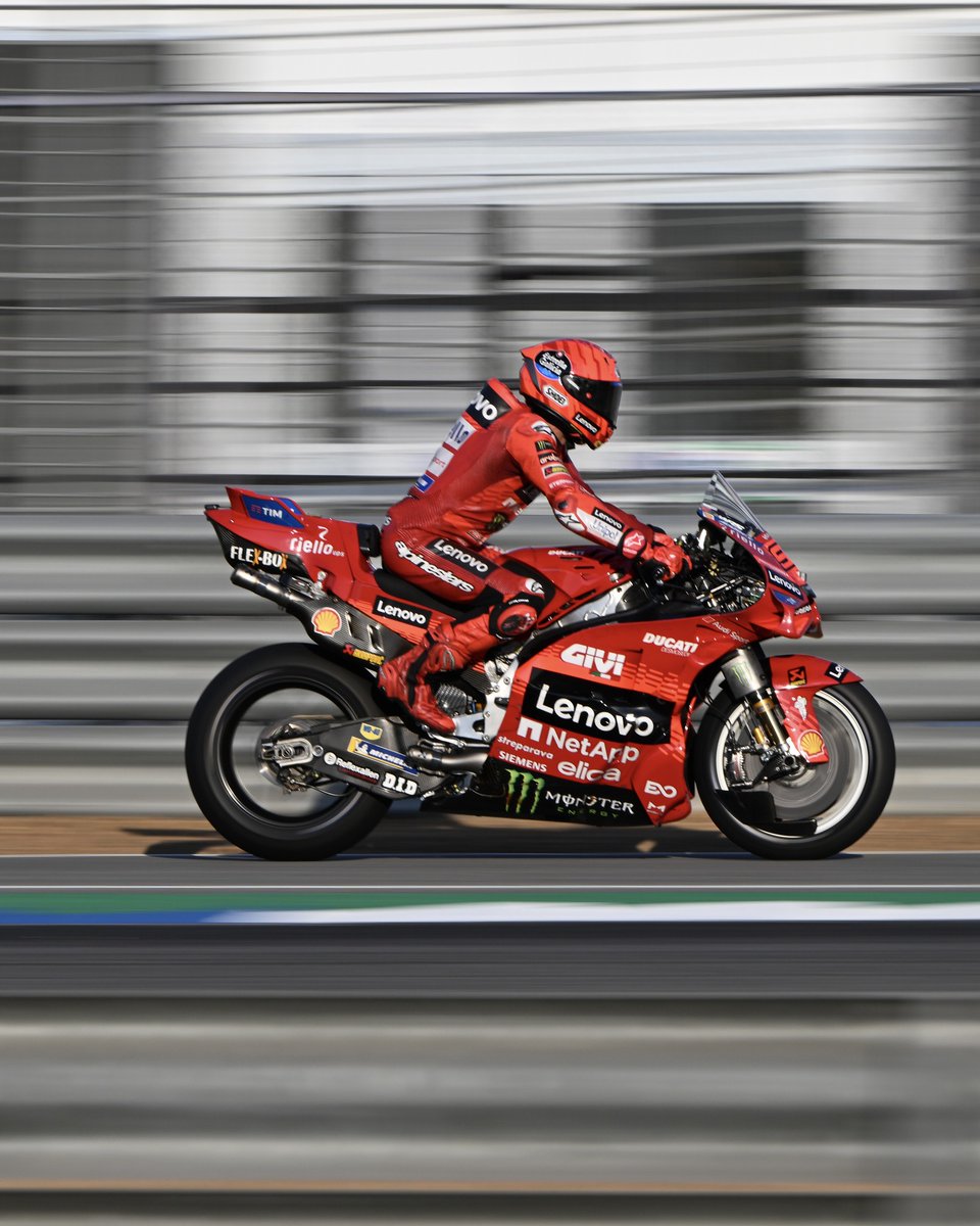 Saat motor MotoGP mencapai top speed, 366km/jam maka kuda besi tersebut hanya butuh 9,8 detik untuk mencapai jarak 1km dan kurang dari 1 detik  untuk mencapai jarak 100m!

Setelah 2024 hanya bisa menyamai catatan top speed 2023, bisakah Motor MotoGP 2025 memecahkan rekor lagi?