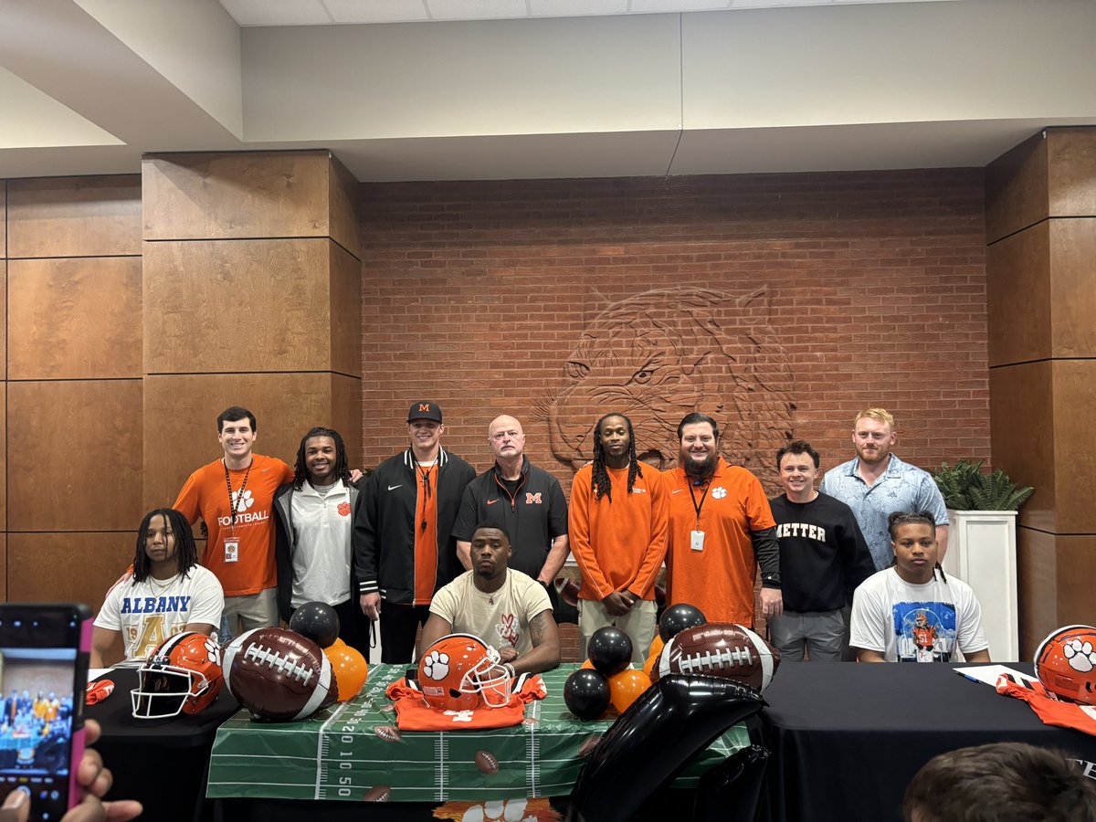 Metter Tiger Football (@metterfootball) on Twitter photo ‼️ SIGNED AND DELIVERED ‼️
Congratulations to these three on signing to play at the NEXT LEVEL❗️
<a href="/allen4williams4/">Allen “MainS̷t̷r̷i̷k̷e̷r̷” Williams 25’✟</a>-<a href="/PSCFootball/">Peru State Football</a>
<a href="/CJAYSmith5/">CJAY Smith</a> & <a href="/Jjfields912/">JJ Fields</a>-<a href="/ASUGoldenRamsFB/">Albany State Football</a>
🟠⚫️🐅
#gotigers / / #chasingGREATNESS ‼️ SIGNED AND DELIVERED ‼️
Congratulations to these three on signing to play at the NEXT LEVEL❗️
<a href="/allen4williams4/">Allen “MainS̷t̷r̷i̷k̷e̷r̷” Williams 25’✟</a>-<a href="/PSCFootball/">Peru State Football</a>
<a href="/CJAYSmith5/">CJAY Smith</a> & <a href="/Jjfields912/">JJ Fields</a>-<a href="/ASUGoldenRamsFB/">Albany State Football</a>
🟠⚫️🐅
#gotigers / / #chasingGREATNESS